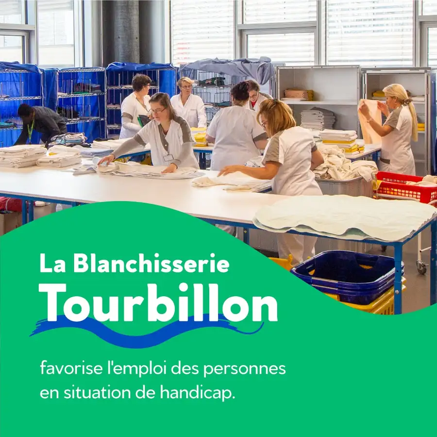 Pliage du linge à la blanchisserie